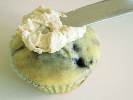 blueberry-cupcakes-frosting-apply