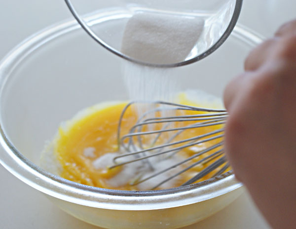 ginger-ice-cream-whisk-in-sugar