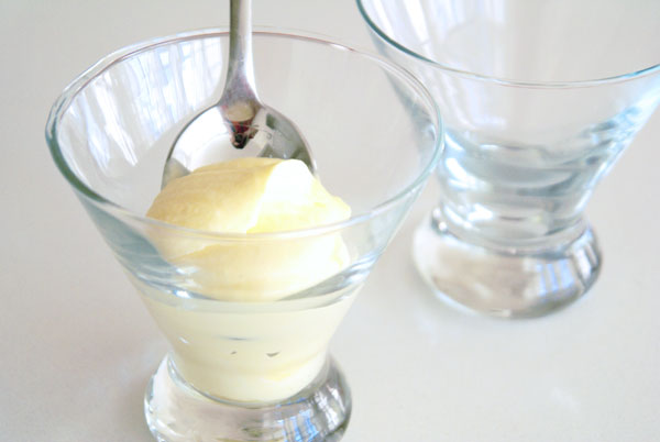 lemon-mousse-spoon-in-glasses