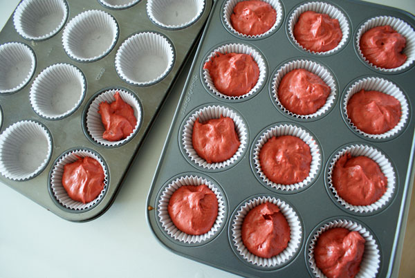 red-velvet-cupcakes-fill-liners