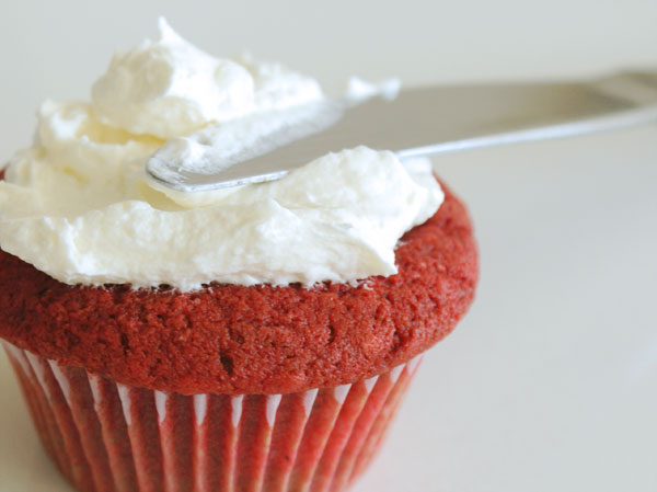 red-velvet-cupcakes-getting-frosted