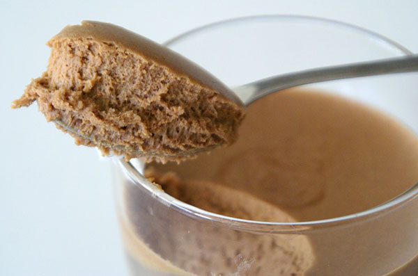 milk-chocolate-caramel-mousse-spoon