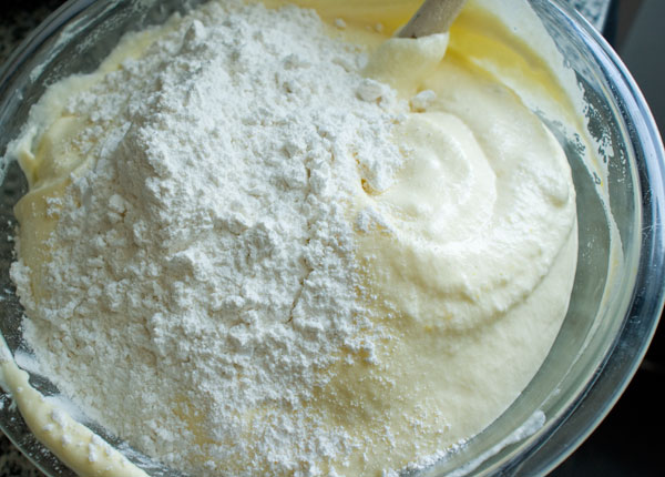 sponge-cake-fold-flour-1