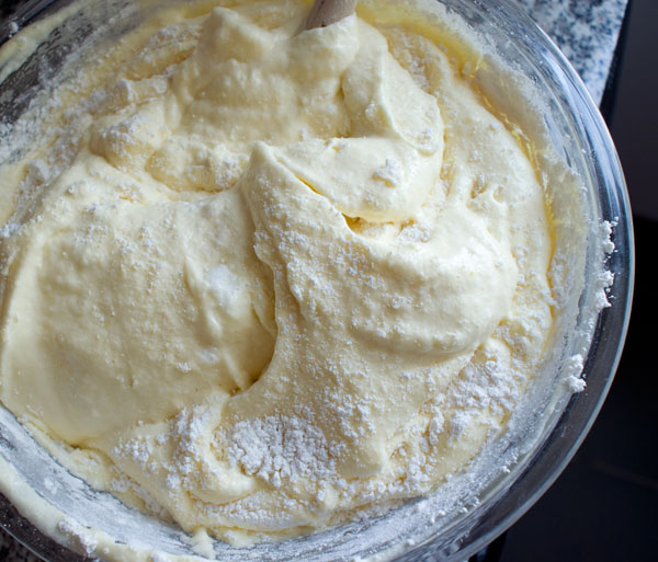 sponge-cake-fold-flour-2
