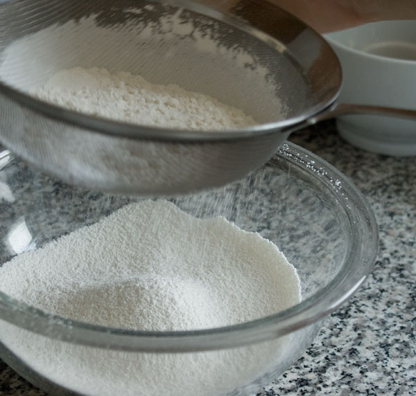 sponge-cake-sift-flour