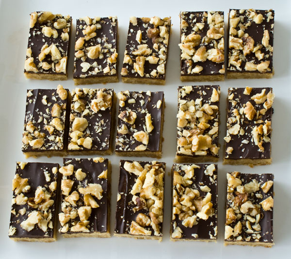 chocolate-toffee-bars-lined-up
