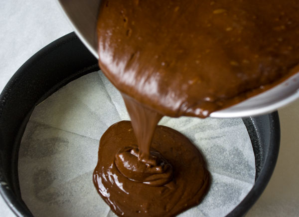 chocolate-cake-pour-batter