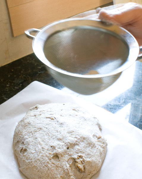 farmers-bread-sprinkle-flour