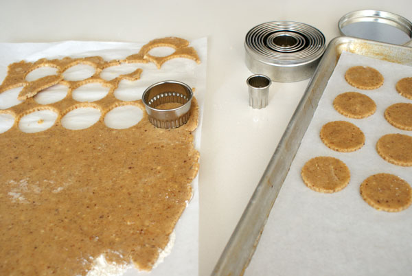 linzer-cookie-cut-rounds